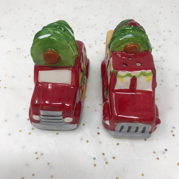 Vintage Farmhouse Style Christmas Salt&Pepper Shakers - Picture 2 of 8